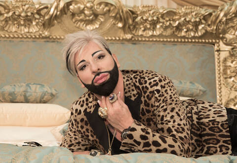 Der in Maulbronn-Zaisersweiher geborene Modeschöpfer Harald Glööckler setzt bei seinen ausgefallenen Frisuren auf ein Toupet.