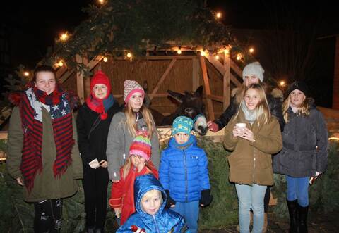 Auf dem Wetteplatz stand bei den Kindern neben dem Nikolaus besonders hoch im Kurs die lebendige Krippe mit den Therapieeseln der BDS-Orts- und Kreisvorsitzenden Angie Trautz.