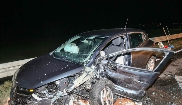 Der Clio war nicht fahrbereit und musste abgeschleppt werden. Der Clio war nicht fahrbereit und musste abgeschleppt werden.