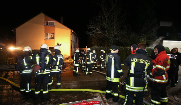 Ein Großaufgebot an Rettungskräften eilte am frühen Mittwochmorgen zu einem Wohnhausbrand Illingen-Schützingen. Eine Person wurde im Haus vermutet, aber bei der Durchsuchung nicht gefunden. Ein Großaufgebot an Rettungskräften eilte am frühen Mittwochmorgen zu einem Wohnhausbrand Illingen-Schützingen. Eine Person wurde im Haus vermutet, aber bei der Durchsuchung nicht gefunden.