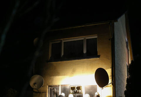 Ein Großaufgebot an Rettungskräften eilte am frühen Mittwochmorgen zu einem Wohnhausbrand Illingen-Schützingen. Eine Person wurde im Haus vermutet, aber bei der Durchsuchung nicht gefunden.