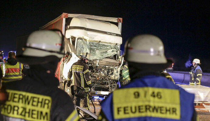Die Berufsfeuerwehr Pforzheim war mit mehreren Einsatzkräften vor Ort. Die Berufsfeuerwehr Pforzheim war mit mehreren Einsatzkräften vor Ort.