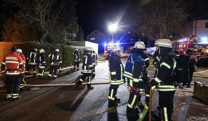 Die Feuerwehren aus Illingen, Schützingen, Maulbronn-Zaisersweier und Mühlacker waren im Einsatz, um einen Wohnungsbrand in einem Haus in Illingen-Schützingen zu löschen. Der Brand wird immer mysteriöser, denn ein technischer Defekt scheint ausgeschlossen zu sein und der Bewohner der Brandwohnung ist scheinbar spurlos verschwunden. Die Feuerwehren aus Illingen, Schützingen, Maulbronn-Zaisersweier und Mühlacker waren im Einsatz, um einen Wohnungsbrand in einem Haus in Illingen-Schützingen zu löschen. Der Brand wird immer mysteriöser, denn ein technischer Defekt scheint ausgeschlossen zu sein und der Bewohner der Brandwohnung ist scheinbar spurlos verschwunden.