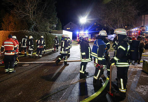 Die Feuerwehren aus Illingen, Schützingen, Maulbronn-Zaisersweier und Mühlacker waren im Einsatz, um einen Wohnungsbrand in einem Haus in Illingen-Schützingen zu löschen. Der Brand wird immer mysteriöser, denn ein technischer Defekt scheint ausgeschlossen zu sein und der Bewohner der Brandwohnung ist scheinbar spurlos verschwunden. 