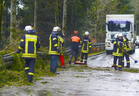 Feuerwehrkräfte von Bad Teinach-Zavelstein reinigen die unterbrochene L347.