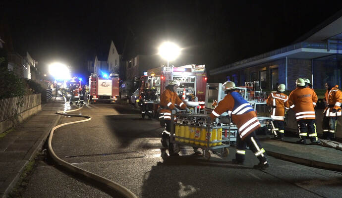 Die Feuerwehr war mit 45 Einsatzkräften vor Ort, um den Brand zu löschen. Die Feuerwehr war mit 45 Einsatzkräften vor Ort, um den Brand zu löschen.