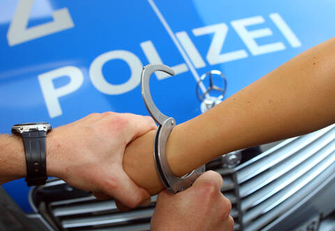 Der 24-Jährige zunächst in eine Gewahrsamszelle der Polizei...