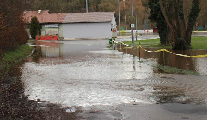 Das Vereinsgebäude der Sportfreunde Mühlacker wurde vom Wasser umringt.