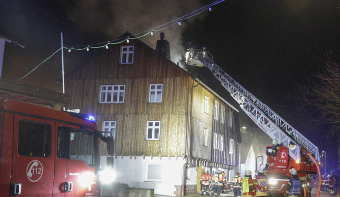 In der Nacht zum Sonntag hielt ein Brand in Schellbronn die Feuerwehr in Atem.
