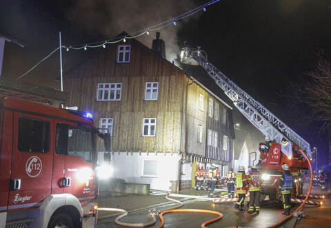 In der Nacht zum Sonntag hielt ein Brand in Schellbronn die Feuerwehr in Atem.