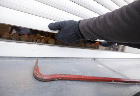 Der heimkehrende Bewohner entdeckte Hebelversuche an der Tür. Dann rief er sofort die Polizei.