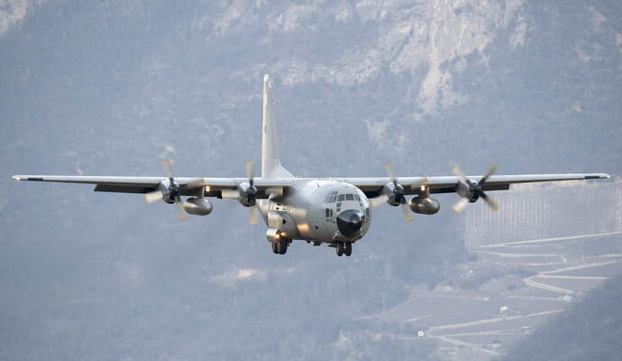 Ein ähnliches Militärflugzeug des Models "C-130" kreiste am Mittwochvormittag über der A8 in der Region.