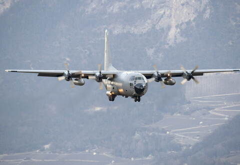 Ein ähnliches Militärflugzeug des Models "C-130" kreiste am Mittwochvormittag über der A8 in der Region.
