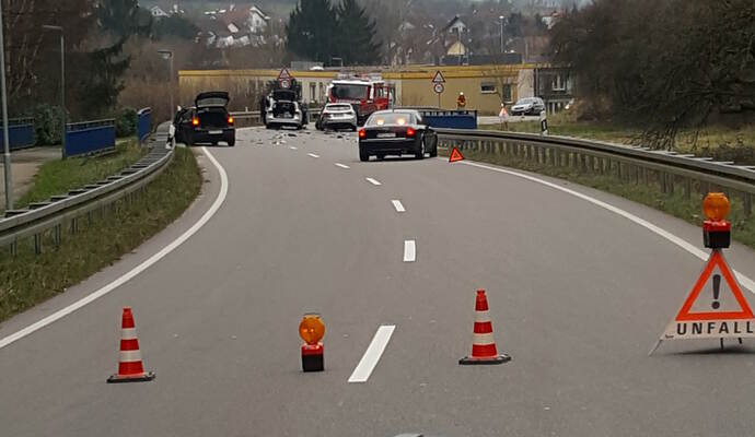 Die Straße zwischen Ellmendingen und Dietlingen musste nach dem Frontal-Crash gesperrt werden. Die Straße zwischen Ellmendingen und Dietlingen musste nach dem Frontal-Crash gesperrt werden.