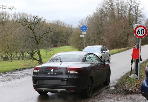 Als Busfahrgast bleibt einem nur der matschige Grünstreifen am Straßenrand. In Zuschriften an die PZ sprechen Leser von einer lebensgefährlichen Situation für Kinder und Jugendliche, wenn diese morgens im Dunkeln an selber Stelle auf den Bus zur Schule warten. In Zukunft soll Tempo 30 anstatt 60 gelten.