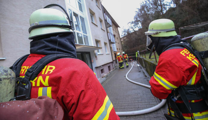 Die Feuerwehr war mit einem Großaufgebot an Einsatzkräften vor Ort, um gegen die Flammen zu kämpfen. Die Feuerwehr war mit einem Großaufgebot an Einsatzkräften vor Ort, um gegen die Flammen zu kämpfen.