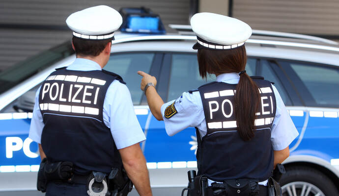 Nach dem gefährlichen Überholmanöver sucht die Polizei Zeugen. Nach dem gefährlichen Überholmanöver sucht die Polizei Zeugen.