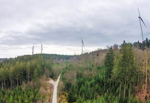Mitten im Bau: Der umstrittene Windpark im Straubenhardter Forst soll laut Betreiber Wirsol Ende März voll ans Netz gehen.