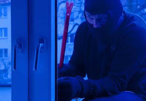 Die Täter verursachten bei dem Einbruch einen enormen Sachschaden.