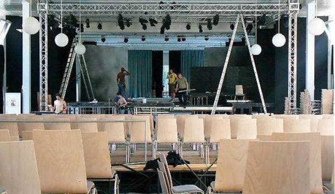 500 Sitzplätze bietet der Zuschauerraum in der Wildbader Trinkhalle. 500 Sitzplätze bietet der Zuschauerraum in der Wildbader Trinkhalle.