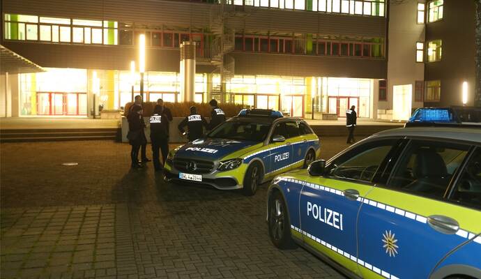 PZ-news-Leser hatten die Redaktion auf ein Großaufgebot der Polizei am Bildungszentrum in Königsbach aufmerksam gemacht.