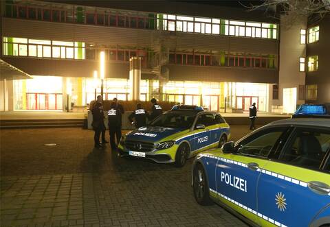 PZ-news-Leser hatten die Redaktion auf ein Großaufgebot der Polizei am Bildungszentrum in Königsbach aufmerksam gemacht.