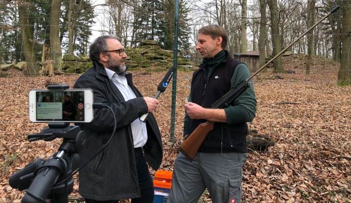 Redakteur Thomas Kurtz im Gespräch mit Wildpark-Förster Carsten Schwarz.