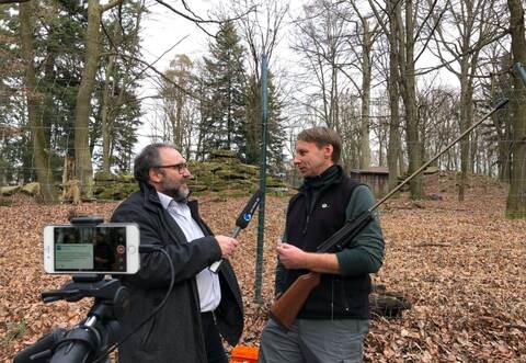 Redakteur Thomas Kurtz im Gespräch mit Wildpark-Förster Carsten Schwarz.