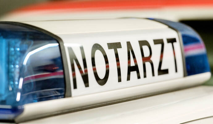Die vier Mädchen und die im sechsten Monat schwangere 36-Jährige wurden verletzt und kamen in eine Klinik. Die vier Mädchen und die im sechsten Monat schwangere 36-Jährige wurden verletzt und kamen in eine Klinik.