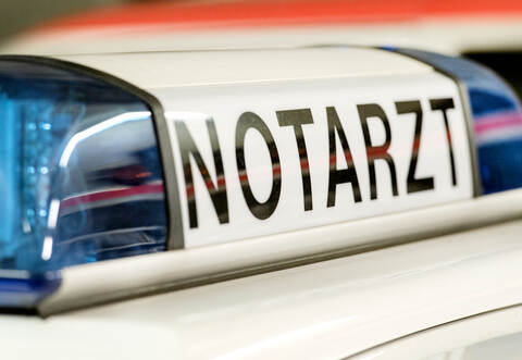 Die vier Mädchen und die im sechsten Monat schwangere 36-Jährige wurden verletzt und kamen in eine Klinik.