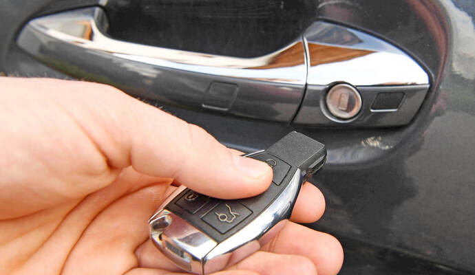 Der Keyless-Go-Schlüssel erlaubt das komfortable Öffnen und Starten eines Autos, ohne dass man einen echten Schlüssel dazu benötigt. Autodiebe kennen aber die damit verbundene Sicherheitslücke im Schließsystem und nutzen diese aus.