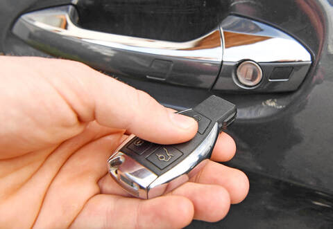 Der Keyless-Go-Schlüssel erlaubt das komfortable Öffnen und Starten eines Autos, ohne dass man einen echten Schlüssel dazu benötigt. Autodiebe kennen aber die damit verbundene Sicherheitslücke im Schließsystem und nutzen diese aus.