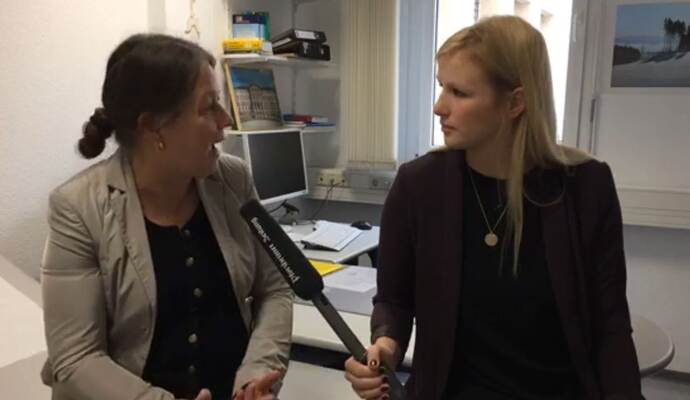 Angelika Edwards (links), stellvertretende Leiterin des Gesundheitsamtes, im Gespräch mit PZ-Redakteurin Nina Giesecke. Angelika Edwards (links), stellvertretende Leiterin des Gesundheitsamtes, im Gespräch mit PZ-Redakteurin Nina Giesecke.