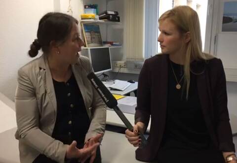 Angelika Edwards (links), stellvertretende Leiterin des Gesundheitsamtes, im Gespräch mit PZ-Redakteurin Nina Giesecke.