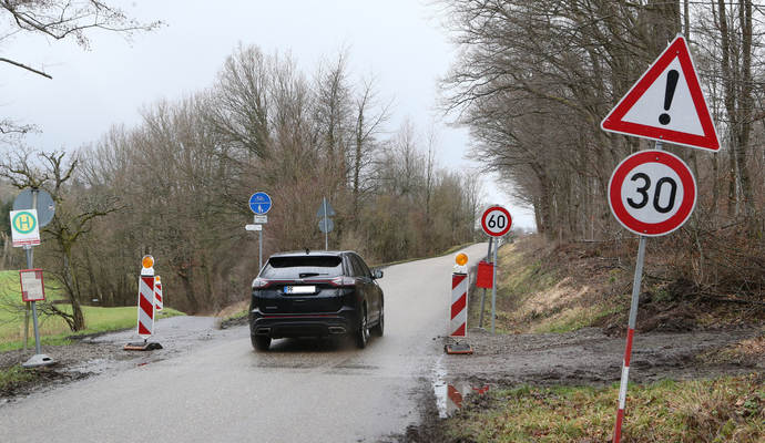 Autos und Busfahrgäste kommen sich bei den Ersatzhaltestellen auf der Ellmendinger Straße gefährlich nahe.