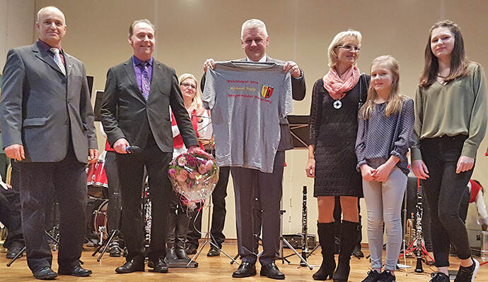 So sehen Sieger aus: Jörg-Michael Teply (Dritter von links) bleibt weitere acht Jahre Bürgermeister in Wurmberg. Mit ihm freuen sich seine Frau und seine beiden Kinder. Die passende Dienstkleidung - ein Wahlsieger-T-Shirt - hat er seit diesem Sonntag nun auch im Kleiderschrank.