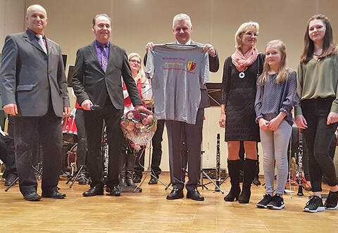 So sehen Sieger aus: Jörg-Michael Teply (Dritter von links) bleibt weitere acht Jahre Bürgermeister in Wurmberg. Mit ihm freuen sich seine Frau und seine beiden Kinder. Die passende Dienstkleidung - ein Wahlsieger-T-Shirt - hat er seit diesem Sonntag nun auch im Kleiderschrank.