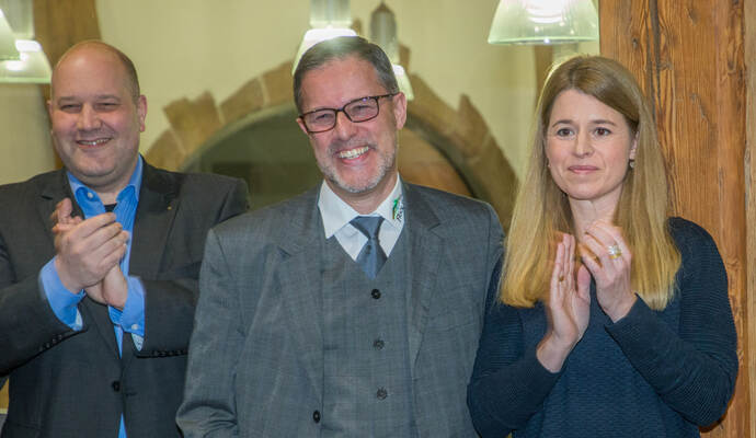 Amtsinhaber Michael Seiß (Mitte, mit Ehefrau Christine) hat gut lachen: Er bleibt auch nach der Wahl am Sonntag für weitere acht Jahre Bürgermeister von Friolzheim. Beifall gab es von Amtskollege Mario Weisbrich. Foto: Meyer Amtsinhaber Michael Seiß (Mitte, mit Ehefrau Christine) hat gut lachen: Er bleibt auch nach der Wahl am Sonntag für weitere acht Jahre Bürgermeister von Friolzheim. Beifall gab es von Amtskollege Mario Weisbrich. Foto: Meyer