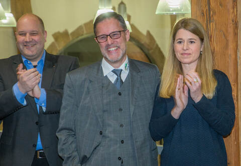 Amtsinhaber Michael Seiß (Mitte, mit Ehefrau Christine) hat gut lachen: Er bleibt auch nach der Wahl am Sonntag für weitere acht Jahre Bürgermeister von Friolzheim. Beifall gab es von Amtskollege Mario Weisbrich. Foto: Meyer