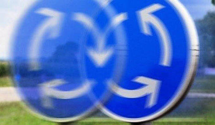 Zu schnell? Oder betrunken? Ein Unbekannter hat mit seinem wohl silberfarbenen Fahrzeug auf einem Kreisverkehr bei Heimsheim mehrere Verkehrsschilder umgemäht. Zu schnell? Oder betrunken? Ein Unbekannter hat mit seinem wohl silberfarbenen Fahrzeug auf einem Kreisverkehr bei Heimsheim mehrere Verkehrsschilder umgemäht.
