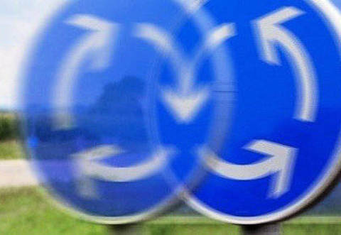 Zu schnell? Oder betrunken? Ein Unbekannter hat mit seinem wohl silberfarbenen Fahrzeug auf einem Kreisverkehr bei Heimsheim mehrere Verkehrsschilder umgemäht.