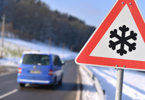 Aufgrund der gefrorenen Nässe kam der 53-Jährige nach links von der Fahrbahn ab.