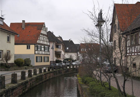 Das sanierte Gebäude Heldengasse 1 (links) hätte nach Einschätzung der SPD-Fraktion mit Fachwerk Richtung Arnbach so aussehen können. 