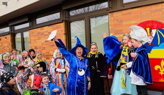 Der Traum eines jeden Schülers: Liane Schürfeld (Mitte), Rektorin der Ersinger Kirchbergschule, muss nach der Schulstürmung den Schlüssel übergeben und schwören, dass bis Aschermittwoch kein Lehrer die Schule betritt.
