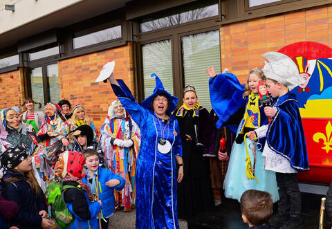 Der Traum eines jeden Schülers: Liane Schürfeld (Mitte), Rektorin der Ersinger Kirchbergschule, muss nach der Schulstürmung den Schlüssel übergeben und schwören, dass bis Aschermittwoch kein Lehrer die Schule betritt.