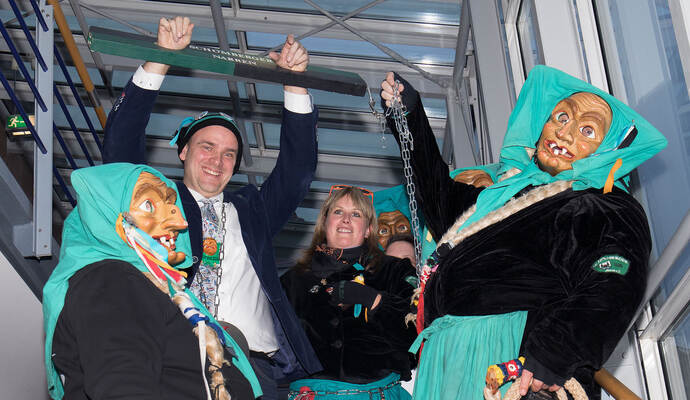 Keine Chance ließen die Eulenlochhexen um Zunftmeisterin Katrin Kraft (Mitte) Schömbergs Bürgermeister Matthias Leyn.