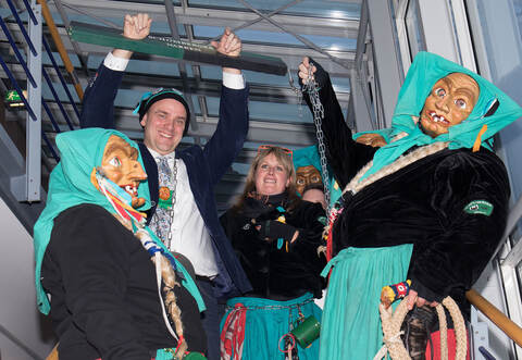 Keine Chance ließen die Eulenlochhexen um Zunftmeisterin Katrin Kraft (Mitte) Schömbergs Bürgermeister Matthias Leyn.