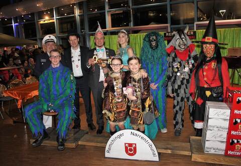 Gegen eine närrische Anklage wusste sich Bürgermeister Luca Wilhelm Prayon (Dritter von links) vor dem Remchinger Narrentribunal geschickt zu verteidigen: Mit gereimten Worten, und Süffigem. 