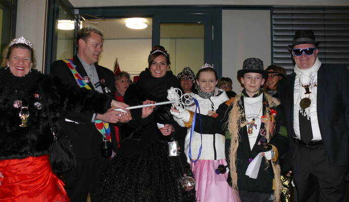 Entmachtet – Bürgermeister Oliver Korz (rechts) gibt den Rathausschlüssel in die Hände von Prinzessin „Ratzine“ und „Prinz Ratze“, Prinzessin Kyra und dem Kinderprinzenpaar Jana Dittus und Tim Sickinger (von links)