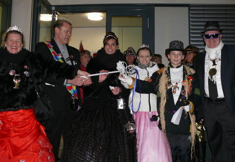 Entmachtet – Bürgermeister Oliver Korz (rechts) gibt den Rathausschlüssel in die Hände von Prinzessin „Ratzine“ und „Prinz Ratze“, Prinzessin Kyra und dem Kinderprinzenpaar Jana Dittus und Tim Sickinger (von links)